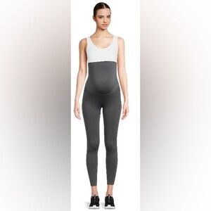 Destination Maternity Seamless Active Leggings Size Small NWT.